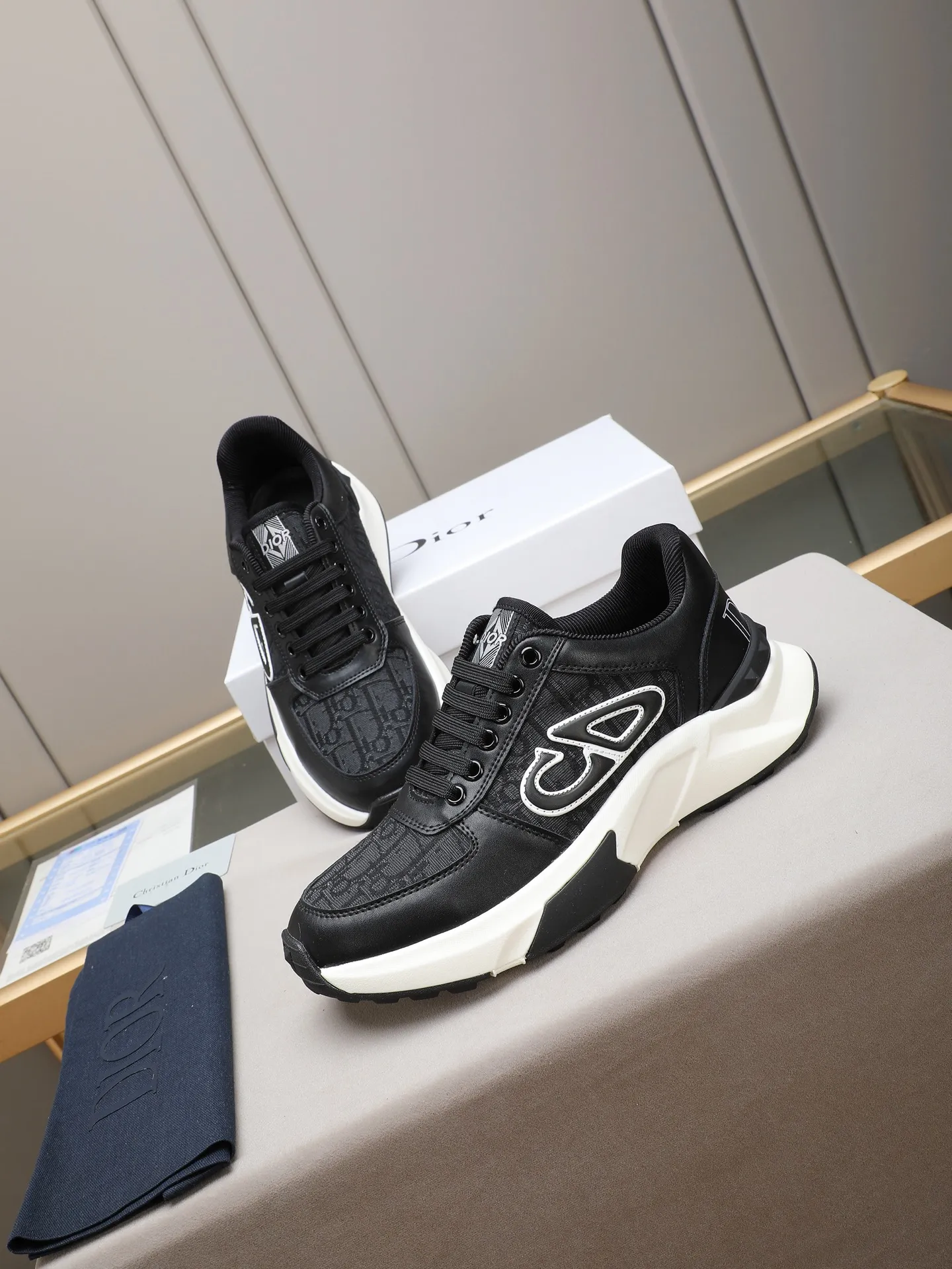 🆕🆕🆕Men's Shoes💰P440 Dior's avant-garde and versatile fashionable men's shoes are privately modeled, calfskin stitched with Dior's special waterproof fabric, fashionable, simple, stylish, eye-catching and classy. It will subvert old ideas and be a must-have for fashionistas who want to spend time with you! Must keep it for yourself! High and comfortable but low, high-end quality workmanship. Code number: 38-44 (45 customized) 4 colors for your choice [kiss][kiss][kiss]